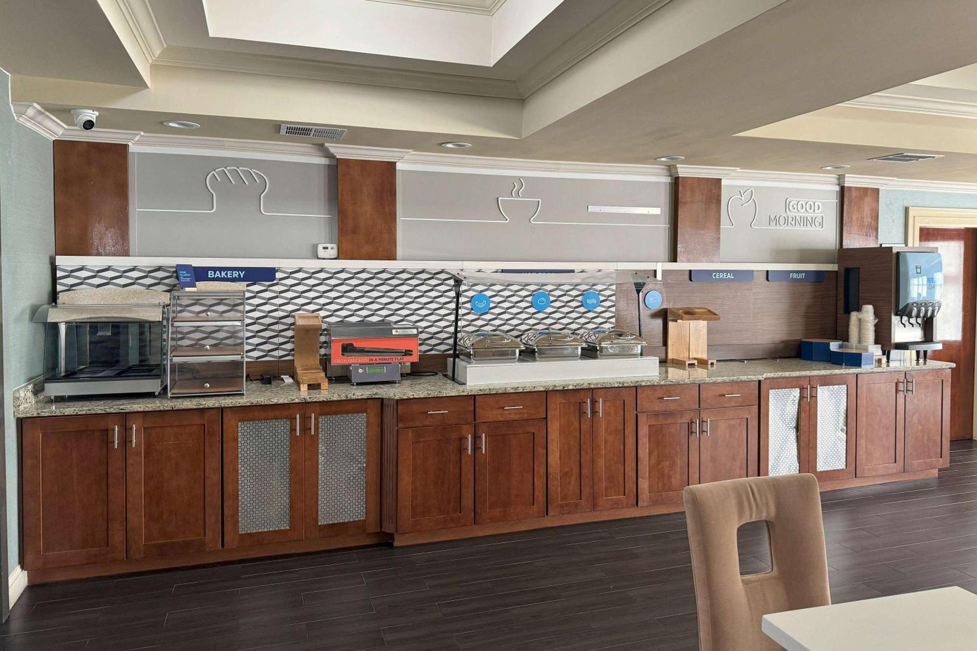 Baymont By Wyndham Bessemer Extérieur photo